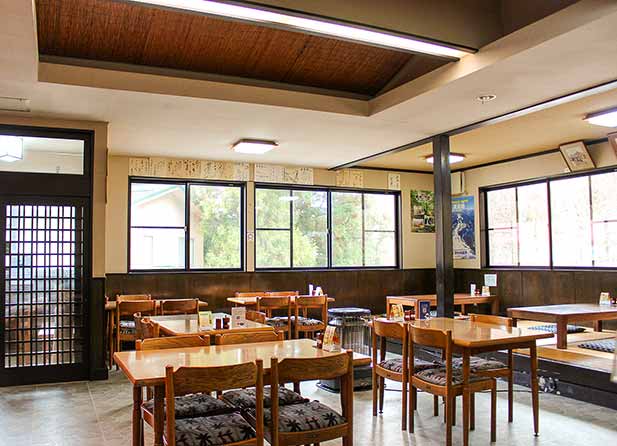 そば処吾妻軒店内